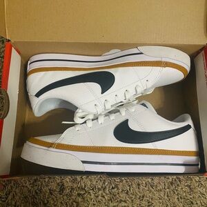 Women’s Nike Court Legacy Size 8 DH3161-100